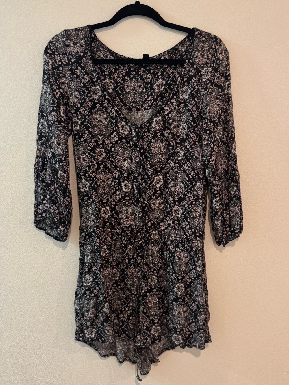 American Eagle Black Floral Pattern V-Neck Women's Romper